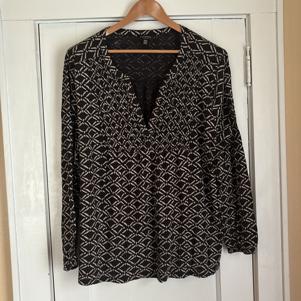 Lucky Brand top with smocking around the v neck. 3/4 length sleeves. Size 3x.